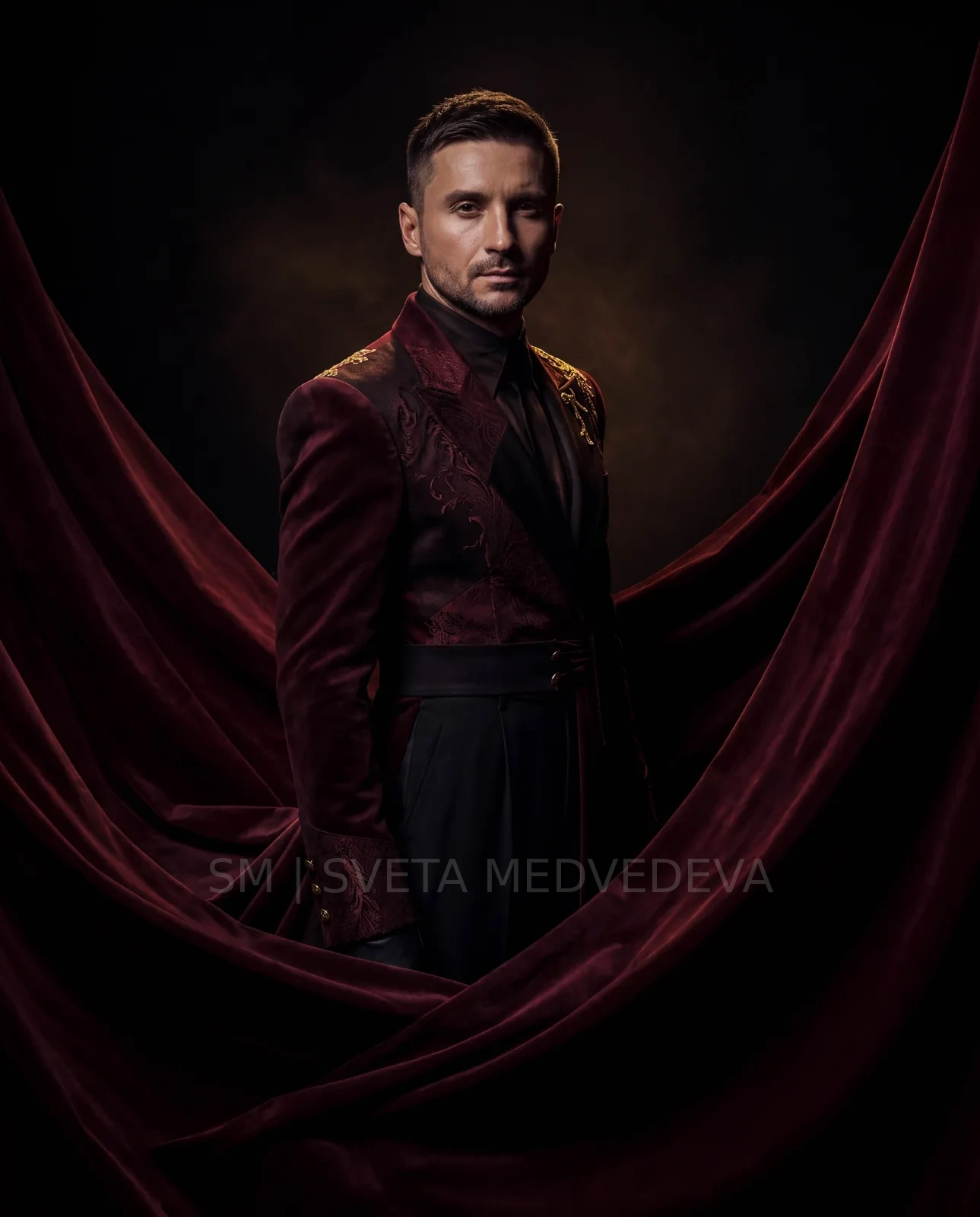 Сергей среди драпировок